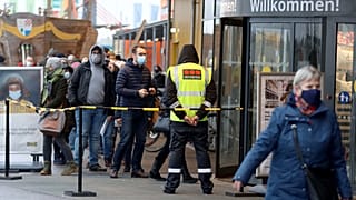 В Австрии открылись магазины.