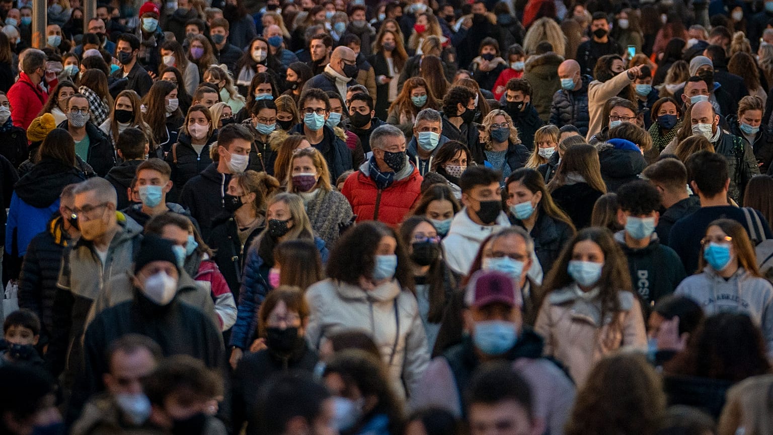 Gente de una calle del centro de Barcelona (05/12/2020)