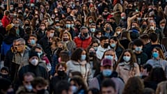 Gente de una calle del centro de Barcelona (05/12/2020)