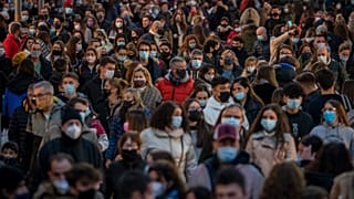 Gente de una calle del centro de Barcelona (05/12/2020)