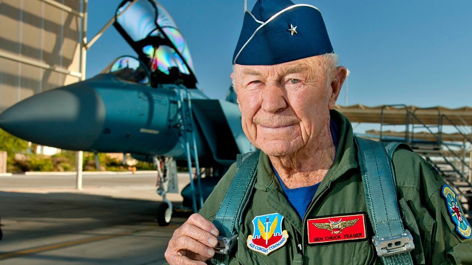 Chuck Yeager se prépare à piloter un F-15D Eagle, le 14 octobre 2012