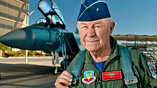 Chuck Yeager se prépare à piloter un F-15D Eagle, le 14 octobre 2012