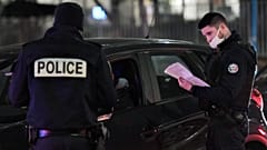 ضباط الشرطة يغلقون شارعًا ويفتشون سائقي السيارات أثناء مشاركتهم في مظاهرة يوم 7 ديسمبر 2020 في باريس