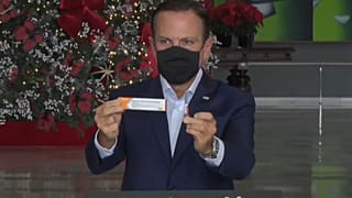 João Doria, governador do Estado de São Paulo, mostra um exemplar da CoronaVac