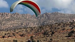 ممارسة الرياضات الهوائية فوق منتجع جبل كورك بالقرب من مدينة راوندوز شمال أربيل.