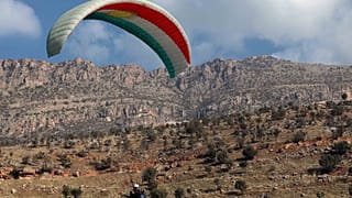ممارسة الرياضات الهوائية فوق منتجع جبل كورك بالقرب من مدينة راوندوز شمال أربيل.