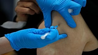 ممرضة تقدّم جرعة من لقاح فايزر-بيونتيك/مستشفى غاي Guy's في لندن، الثلاثاء 8 ديسمبر 2020