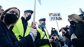 Szabad média  - áll egy tüntető transzparensén egy 2020 májusi tüntetésen Varsóban