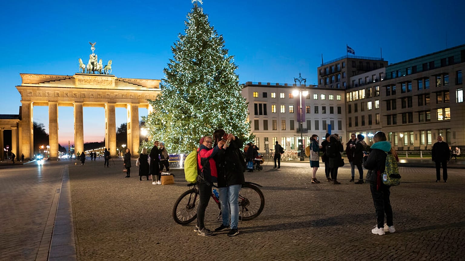 Menschen machen Fotos vor dem Brandenburger Tor, 7.12.2020