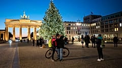 Menschen machen Fotos vor dem Brandenburger Tor, 7.12.2020