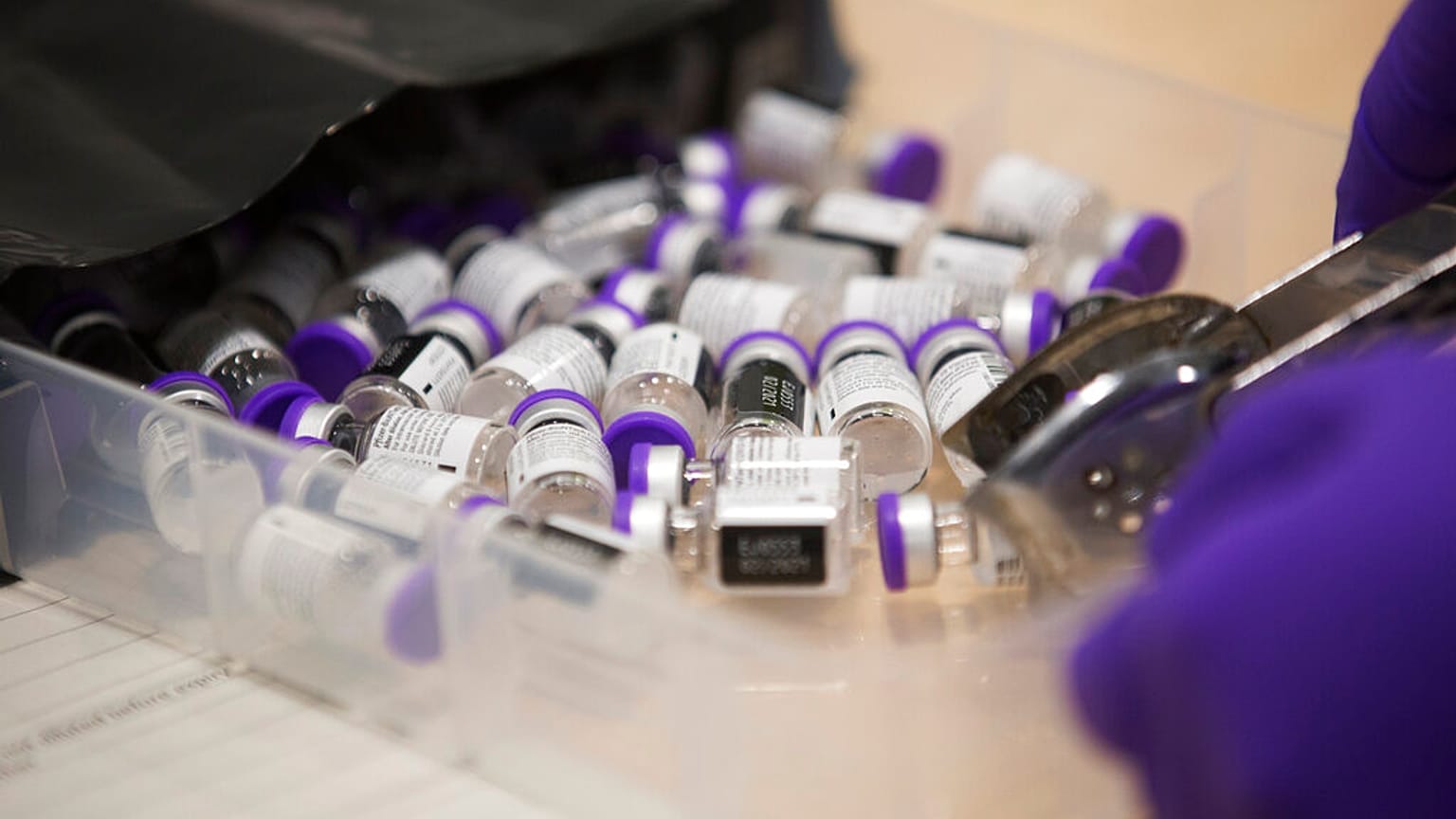 Pfizer-BioNTech'e ait Covid-19 aşı şişeleri 