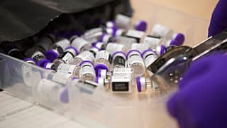 Pfizer-BioNTech'e ait Covid-19 aşı şişeleri 