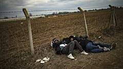 Türkiye Yunanistan sınırının Türkiye tarafında dinlenen göçmenler