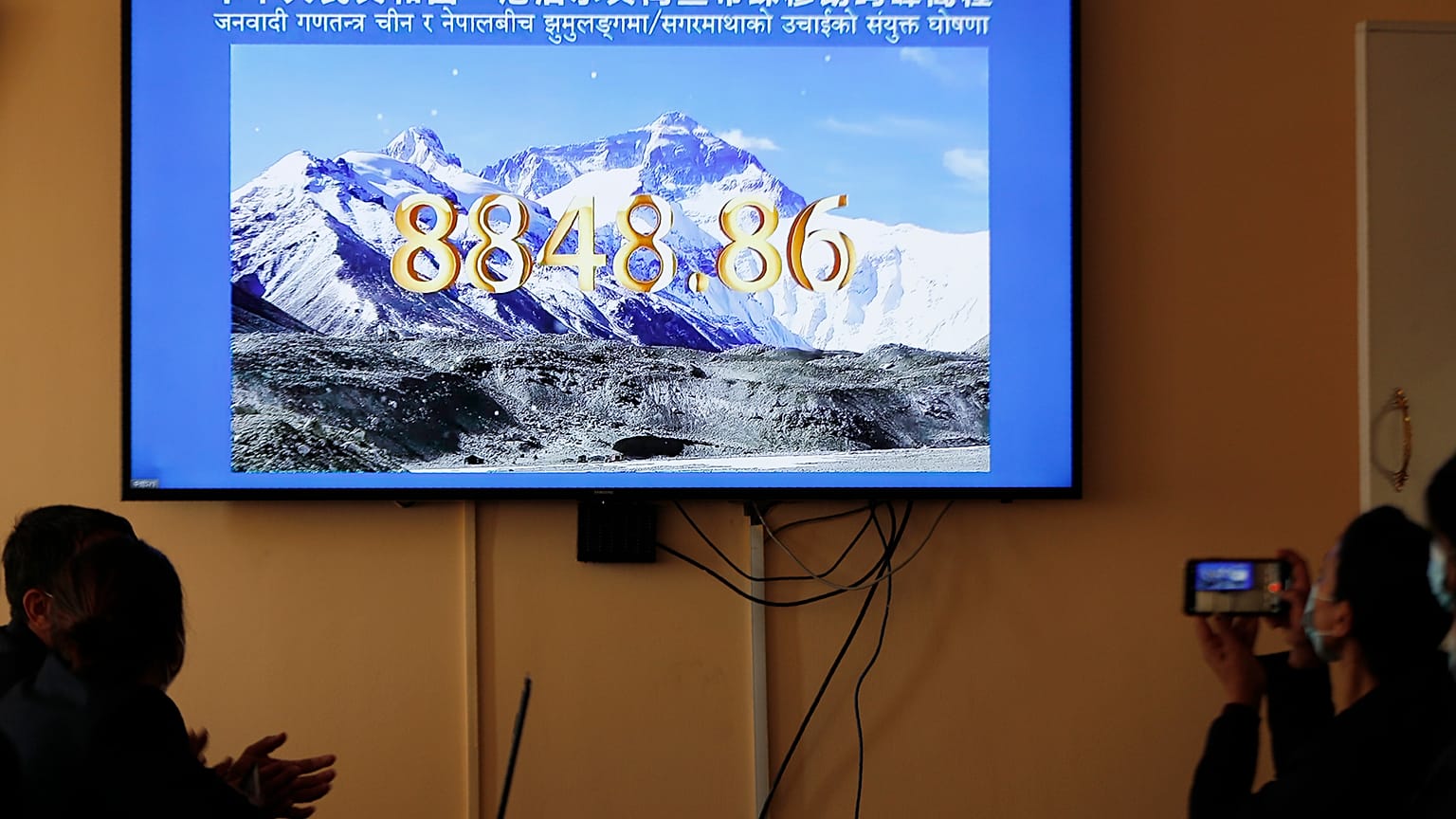 Everest Dağı'nın yüksekliği hakkında Çin ve Nepal arasında uzun süredir görüş ayrılığı bulunuyordu