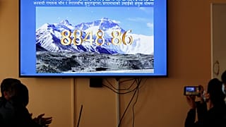 Everest Dağı'nın yüksekliği hakkında Çin ve Nepal arasında uzun süredir görüş ayrılığı bulunuyordu