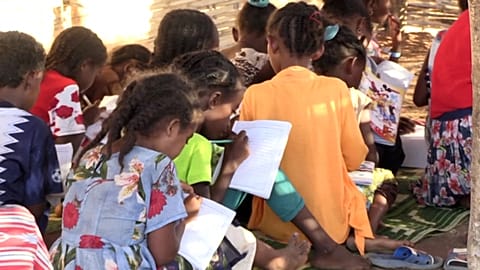 Klassenzimmer aus Holz und Stroh für äthiopische Flüchtlinge im Sudan 