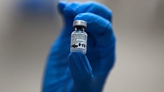 Pfizer BioNTech aşısının tam koruma sağlaması için iki doz uygulanması gerekiyor