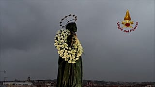 Trotz Regen: Papst ehrt Mutter Gottes