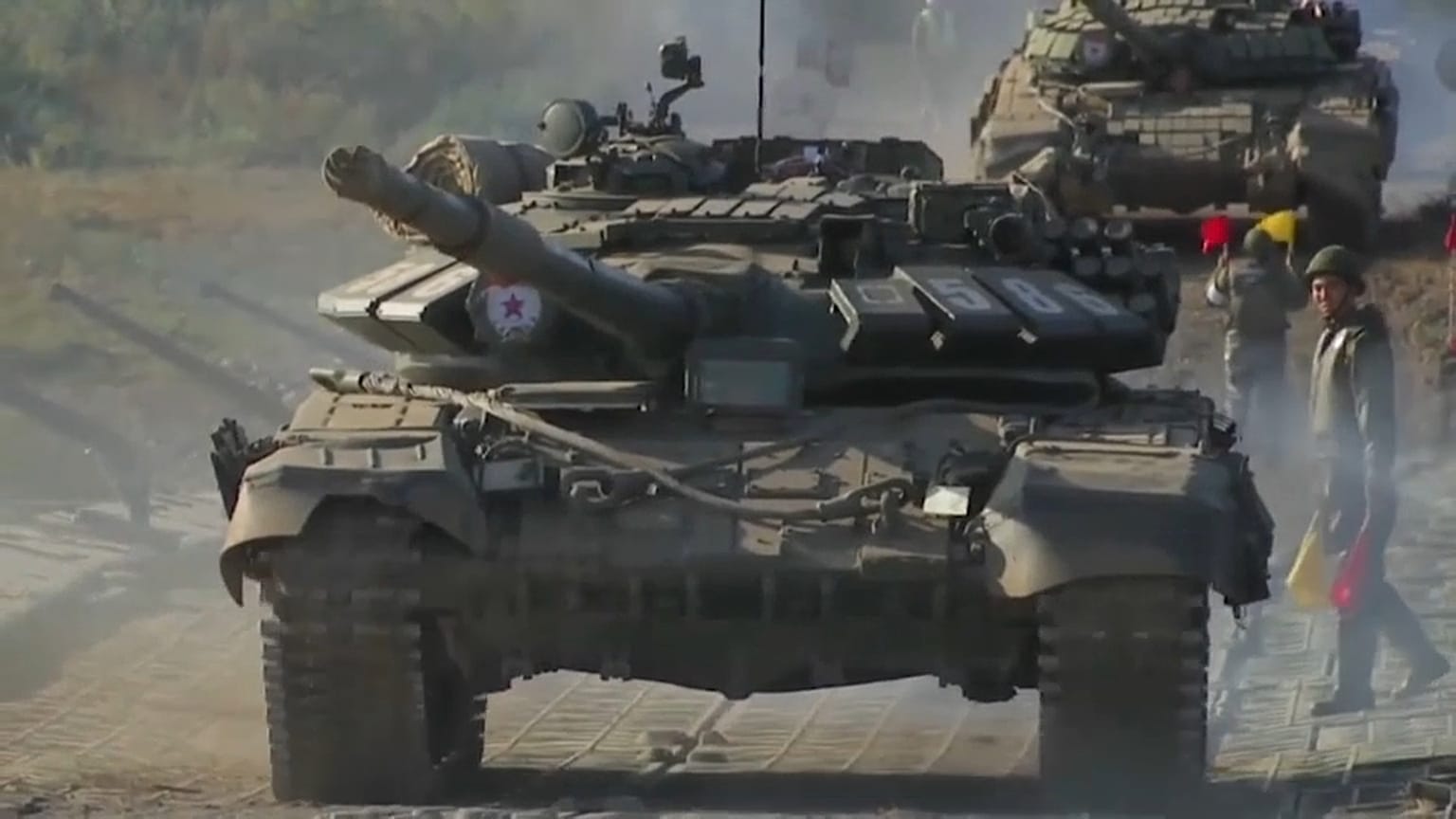 Tanques pasan por un puente durante unas maniobras militares del Ejército ruso