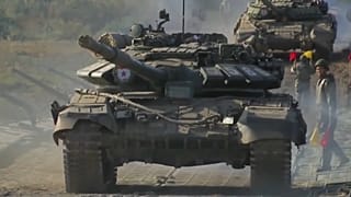 Tanques pasan por un puente durante unas maniobras militares del Ejército ruso