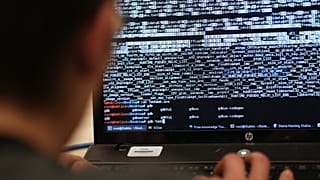 Участник Steria Hacking Challenge в Париже 16 марта 2013