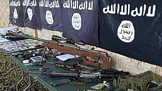 أسلحة وأعلام داعش التي تم انتشالها من أفراد عصابة إجرامية انضمت لداعش في بلدة باليمبانغ، الفليبين. 