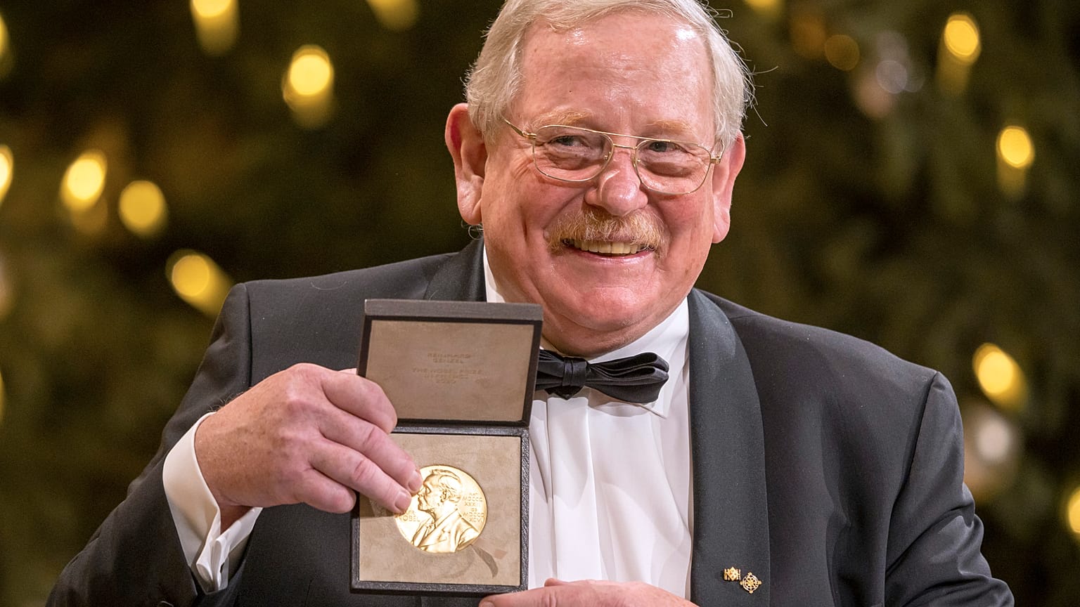 Reinhard Genzel mit dem Nobelpreis.