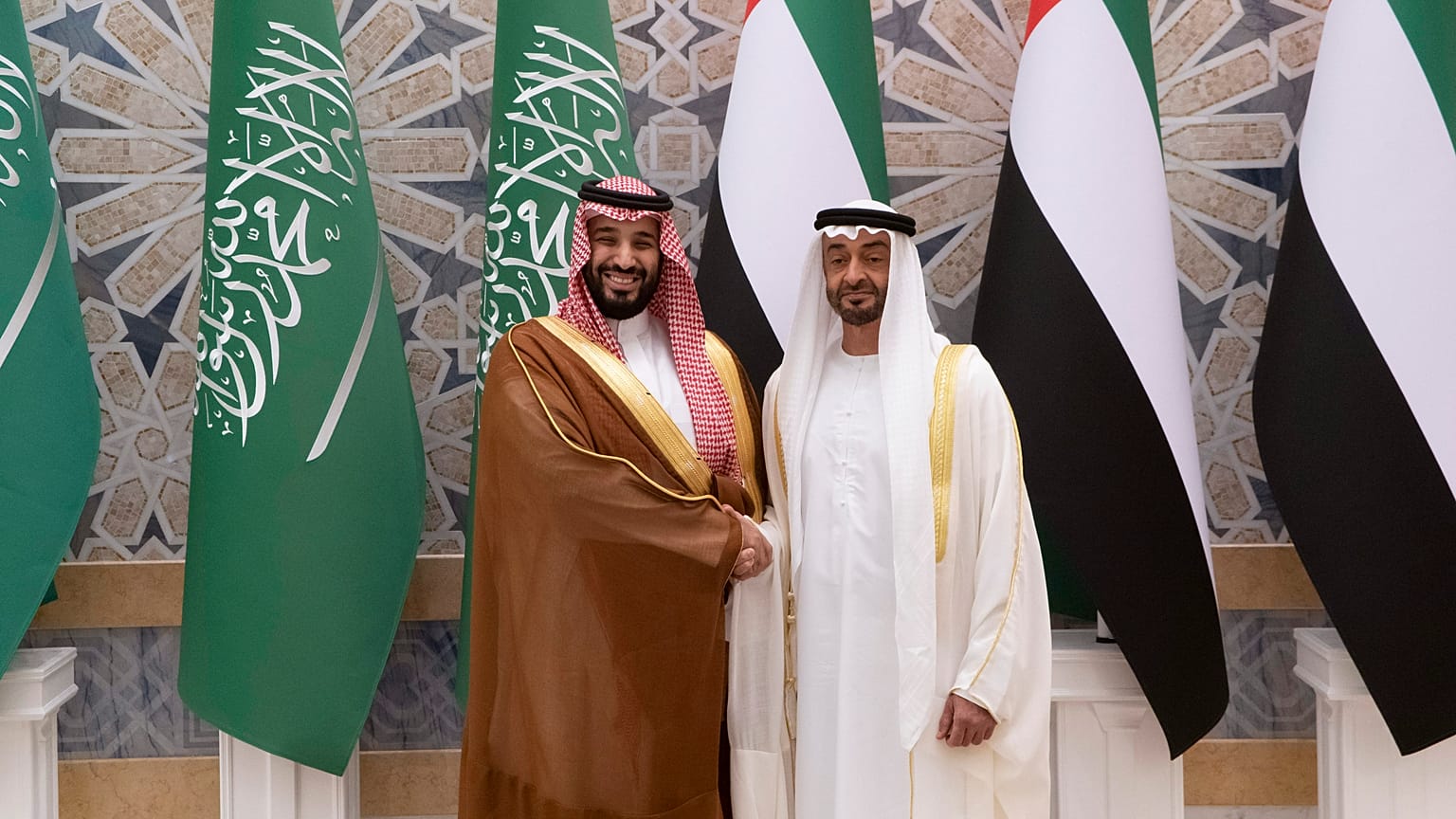 ولي العهد السعودي محمد بن سلمان يصافح ولي عهد أبوظبي محمد بن زايد آل نهيان في أبو ظبي، الإمارات العربية المتحدة.