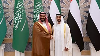 ولي العهد السعودي محمد بن سلمان يصافح ولي عهد أبوظبي محمد بن زايد آل نهيان في أبو ظبي، الإمارات العربية المتحدة.