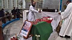 قساوسة يعدون نعش المطران الجزائري الراحل هنري تيسييه خلال قداس على شرفه في كاتدرائية السيدة الإفريقية بالجزائر العاصمة