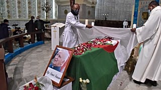 قساوسة يعدون نعش المطران الجزائري الراحل هنري تيسييه خلال قداس على شرفه في كاتدرائية السيدة الإفريقية بالجزائر العاصمة
