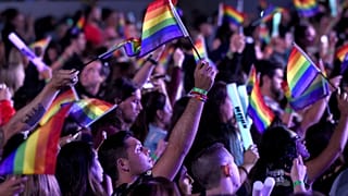 أعلام قوس قزح في في ملعب بانك أوف كاليفورنيا في لوس أنجلس.