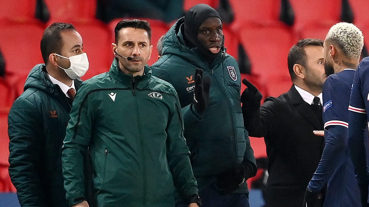 ويبو ولاعب باريس سان جيرمان البرازيلي نيمار والحكم الرابع