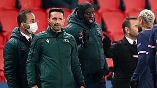 ويبو ولاعب باريس سان جيرمان البرازيلي نيمار والحكم الرابع