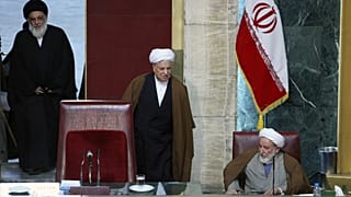 از راست: محمد یزدی، اکبر هاشمی رفسنجانی و محمود هاشمی شاهرودی