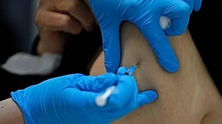 لقاح فيروس كورونا الذي طورته أسترازينكا أظهر فعالية متوسطة تبلغ 70 ٪