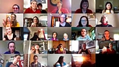 Miembros de un coro ensayan virtualmente. "Zoom" es una de las palabras del año, junto con "coronavirus"