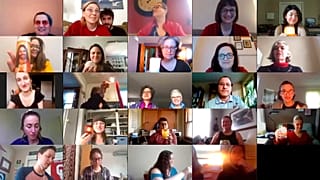 Miembros de un coro ensayan virtualmente. "Zoom" es una de las palabras del año, junto con "coronavirus"