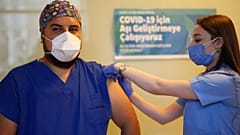 Sağlık çalışanına üçüncü fazdaki aşı enjekte ediliyor