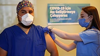 Sağlık çalışanına üçüncü fazdaki aşı enjekte ediliyor