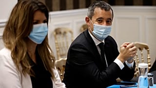 وزير الداخلية الفرنسي جيرالد دارمانين ووزيرة المواطنة الفرنسية مارلين شيابا