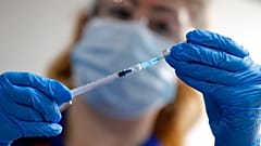 Una enfermera británica prepara una dosis de la vacuna de Pfizer/ BioNTech