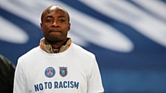 Pierre Webo vor Anpfiff der Partie in einem "Nein-zu-Rassismus-"Shirt.