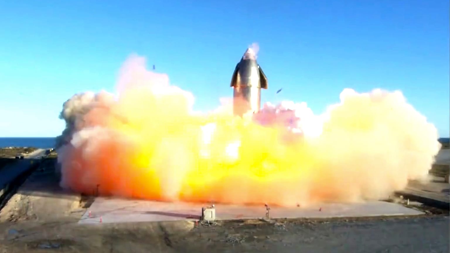  SpaceX, the company's Starship becomes engulfed in flames and ruptures upon touching down after a test flight