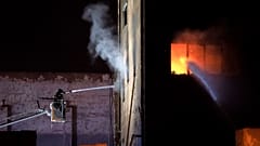 Los bomberos luchan contra las llamas en la fábrica de Badalona