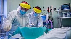 Védőfelszerelést viselő orvosok a koronavírussal fertőzött betegek fogadására kialakított intenzív osztályon a Szent László Kórházban 2020. december 8-án.