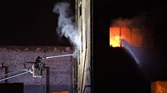 Tres muertos en un incendio en una nave industrial okupada por inmigrantes en Badalona