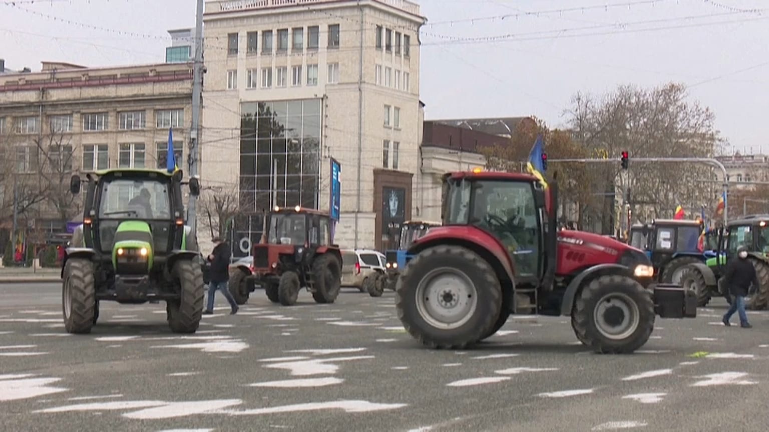 Gazdatüntetés: traktorok a moldovai parlament előtt