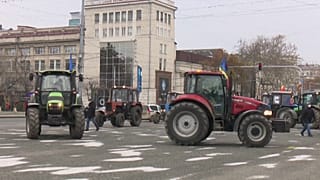 Gazdatüntetés: traktorok a moldovai parlament előtt