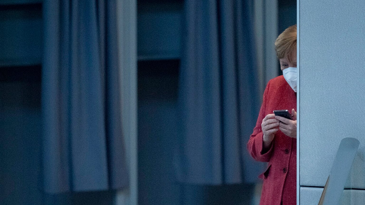 Anglea Merkel az okostelefonját nézi a német költségvetés vitája alatt (2020.12.09.)